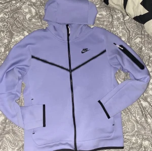 Nike teach fleece  - Använd några gånger helt ny storlek s 
