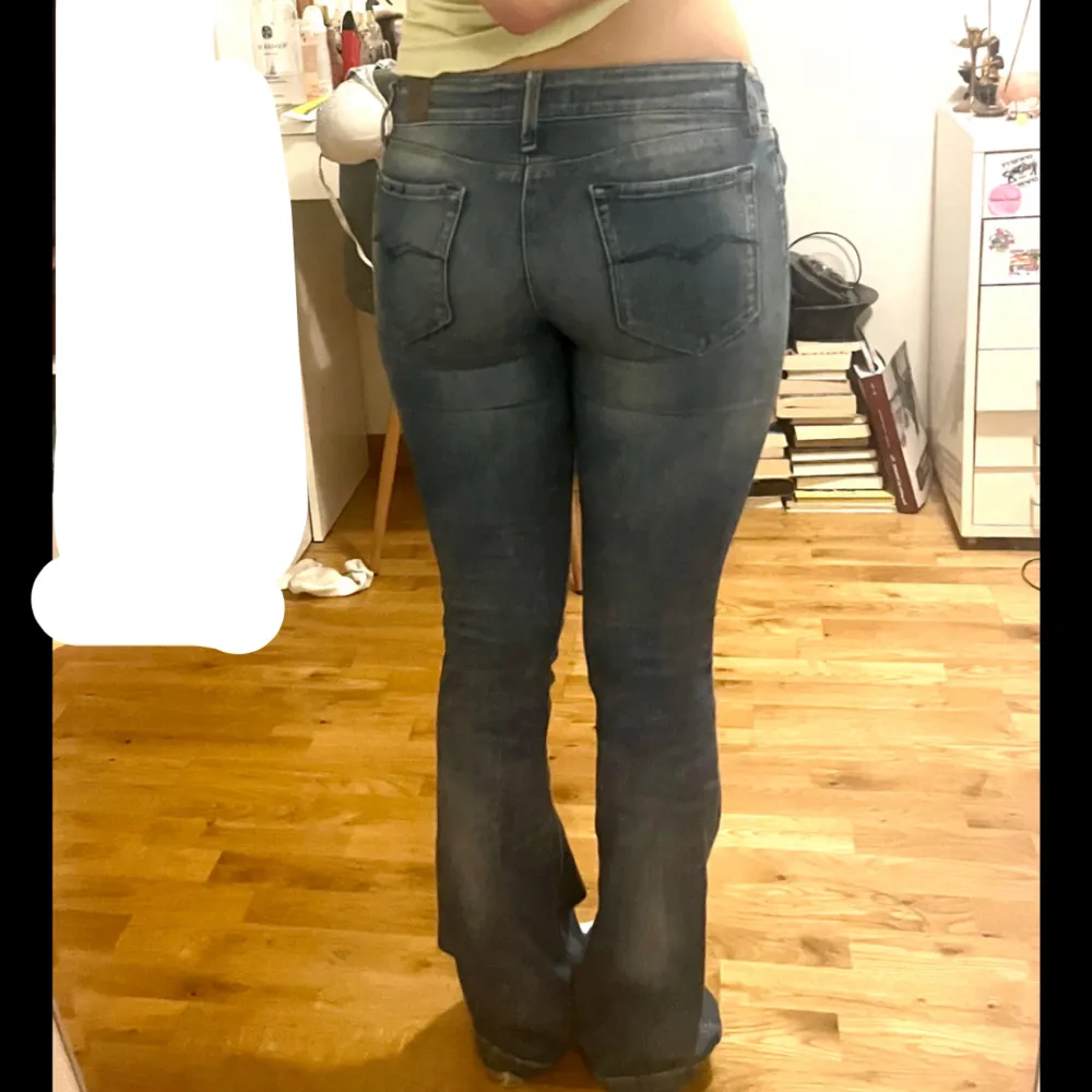 Jättefina blåa lågmidjade jeans i bootcut modell från märket Replay! Storlek 25 i midjan men passar även mig som är typ 26/27.  Jag är 160cm för referens💗. Jeans & Byxor.