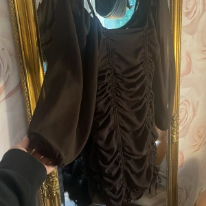 Klänning från Nelly  - Mörgbrun suupersnygg klänning i mesh med detaljer från Nelly. Köpte i både strl 38 och 40 & har använd strl 40 en gång. Bilderna är lite orättvisa, de är snyggare på‼️❤️250kr st