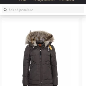 Parajumpers long bear - Ny parajumpers long bear i färgen grön. Super bra skick, använd ett fåtal gånger.  Stor och fin päls som är avtagbar Slutsåld överallt  Storlek xxs  Nypris 10499kr