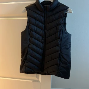 Väst - Köpt sommaren 2022 i Polen och andvänd några få gånger. Köpare står för frakten 