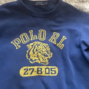 Marinblå sweatshirt strl s