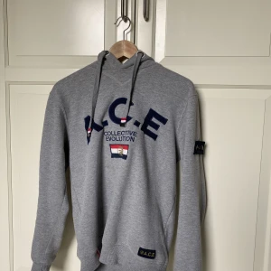 Hoodie - Säljer nu min gråa A.C.E hoodie då jag vuxit ur den, den är strl S och använt i fint skick. Nypriset är 999kr, fraktar gärna. Finns och hämta i Bollebygd annars!