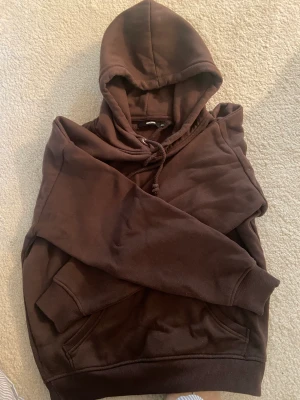 Hoodie - Köpt från bikbok för ett tag sen men har inte använt mycket. Frf nyskick💕 Perfekt nu till hösten!