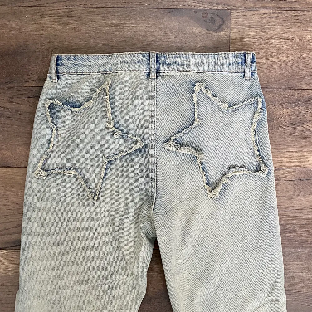 Säljer ett par bootcut jeans med stjärnor. Strl 40 men sitter mer som 36/S. Lappen kvar och oanvända💗. Jeans & Byxor.
