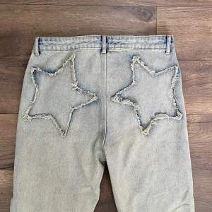 Säljer ett par bootcut jeans med stjärnor. Strl 40 men sitter mer som 36/S. Lappen kvar och oanvända💗