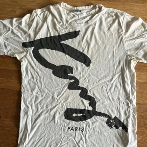 Vit Kenzo t-shirt  - Vit Kenzo t-shirt som jag inte använder längre då de inte är riktigt min stil: Hyfsat bra skick och kommer i storlek M. Kom med bud!
