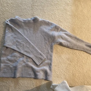 Stickad tröja - Jättemysig stickad tröja från amisu. Perfekt till hösten/vintern💕 inga defekter alltså nyskick!