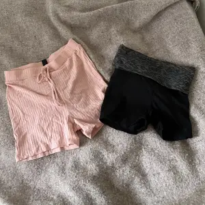 1 par rosa mjukisshorts strl M (passar S), ett par svarta träningsshorts från H’&M strl S. 15 kr styck exkl frakt.🥰