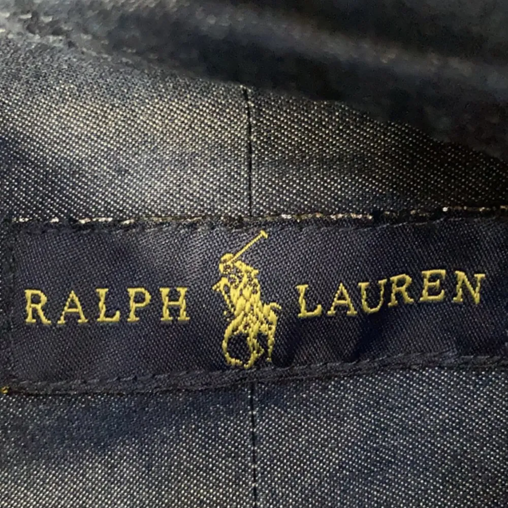 Jag säljer denna stilrena Ralph Lauren botton down skjorta som är i ny skick. Endast använd ett fåtal gånger. Nypris/inköpt för 1500kr och säljer den endast för 650kr Så helt enkelt en ny Ralph Lauren skjorta för mindre än halva priset Fråga på!. Skjortor.