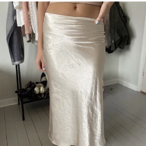 Satinkjol - Lång satinkjol, lågmidjad och perfekt för hösten.❤️