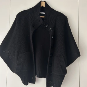 Kofta  - Superfin svart kofta från Gina🤍