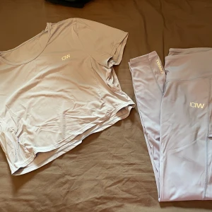 ICIW Sett - Ett jättefint sett med taights och croptopp storlek medium. Använda någon enstaka gång.