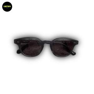 Chimi 01 Dark Grey - glasögonen är i nyskick - nypris är runt 1200kr - vårt pris 599kr - ingen box ingår då dem är köpa på sample sale- hör av dig om du har några frågor! 