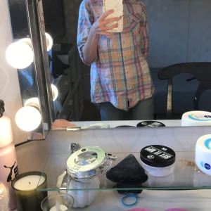  skjorta  - En rutig skjorta I bra skick dock skrynklig på bilden 