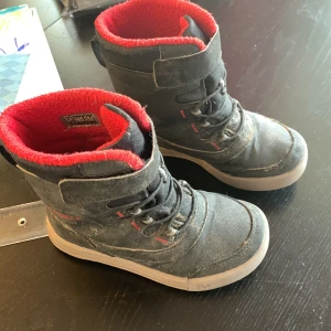 Vinterstövlar barnskor stor 29 - Använda men i fint och helt skick. Innersulan 18,5