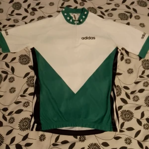 Adidas tröja  - Adidas tröja, har aldrig använts för. 