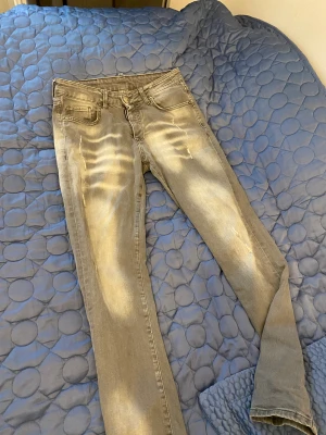 Dsquared 2 jeans grå - Storlek 50 men passar som äkta 48-46  ser fläckiga ut på bild men så är de inte Möts i Stockholm pris kan diskuteras vid snabb affär  Byten accepteras 