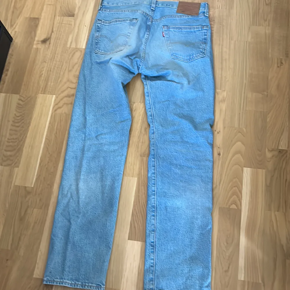 Säljer ett par ljusblåa levis 501 jeans. Anledningen är att jag slutat använda de helt. (Nypris runt tusenlappen) sparsamt använda. Inga som helst slitningar eller liknande.  Skriv för frågor o funderingar. Pris kan diskuteras vid snabb affär!. Jeans & Byxor.