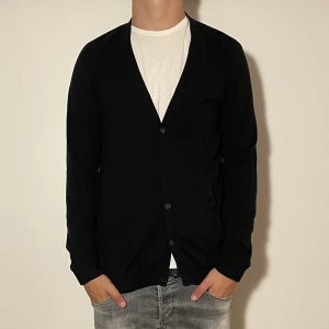 These Glory Days Kofta  - These Glory Days Kofta - storlek L - varan är i jätte fint skick, inga flaws - modellen är 188cm och 83kg - vid frågor eller funderingar är det bara att skriva!