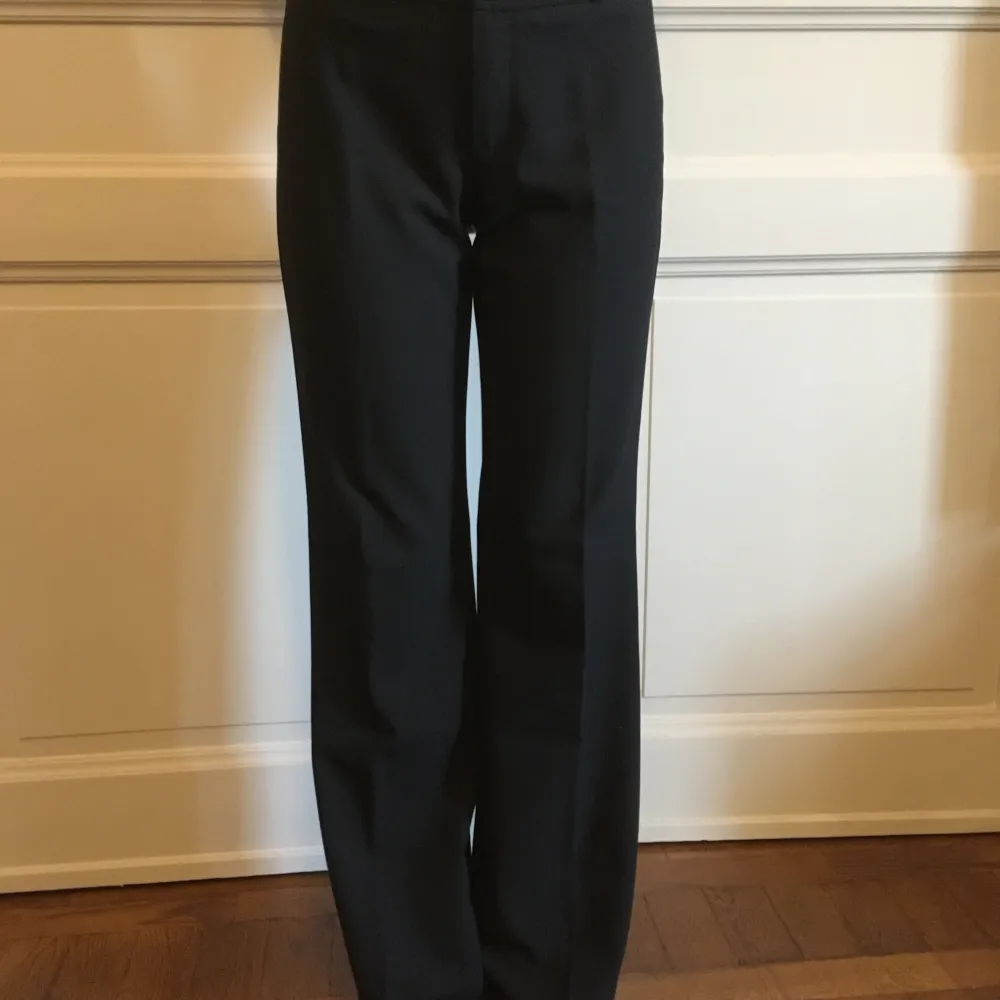 Utsvängda slim byxor ESPRIT i svart, med bredd hög midja.  Material: viskos, elastan. Storlek: 36.  Innersömslängd: 82 cm. Jeans & Byxor.
