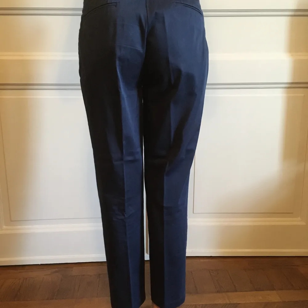 Byxa ESPRIT med avsmalnande ben, i mörkblått. Material: 96,5% Cotton 3,5% Elastan . Jeans & Byxor.