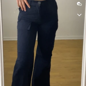 Cargo byxor  - Dessa byxor är från zara, använda några få gånger, strl 34, finns i Södertälje. Anledning till varför jag säljer de är eftersom de är små på mig. Skriv för flera bilder  