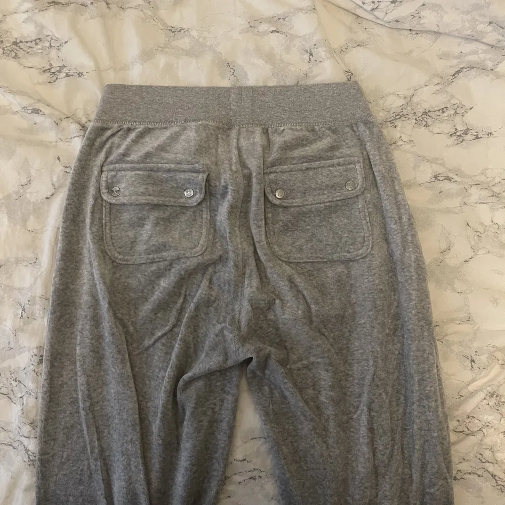 Juicy byxor i färgen grå, dom är knappt använda och har ett gott skick. Jeans & Byxor.