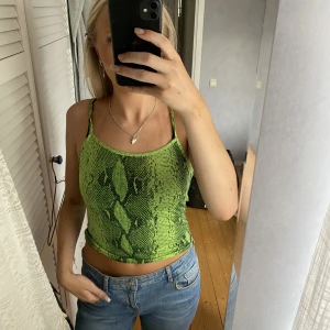 Orm linne - Super fint och skönt orm linne! Liten skada vi bröstet