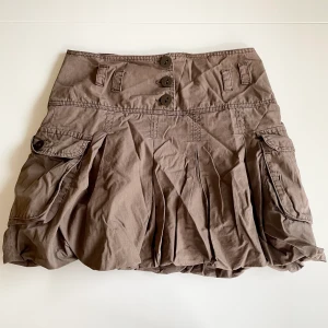 Kjol - Svinsnygg cargo-ballongkjol från Cache Cache i storlek 40 (passar nog även 38)⭐️brun men snygga knappdetaljer och fickor!