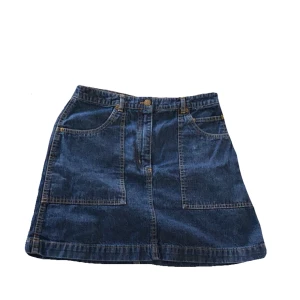 Jeans kjol - Säljer denna korta jeanskjolen från L.O.G.G (Label Of Graded Goods) 🫶