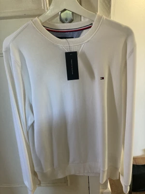 Vit sweatshirt  - En vit oanvänd TOMMY HILFIGER tröja, nypris 600kr