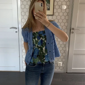 Kofta - Blå stickad kofta med korta ärmar💙🩵Det står strl M men skulle mer säga S. Säljer även linnet under i en annan annons!