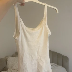 vitt linne h&m - jättefint oanvänt linne från h&m! 🤍