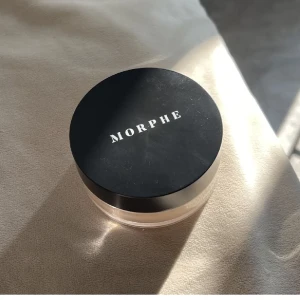 Morphe setting powder - Helt nytt setting powder från Morphe i färgen banana, köpt på Kicks och när jag öppnade den och skulle använda insåg jag att jag köpt helt fel färg så kunde ej returnera! Återpublicering för fri frakt, säljs även i paketpris se annat inlägg 🩶