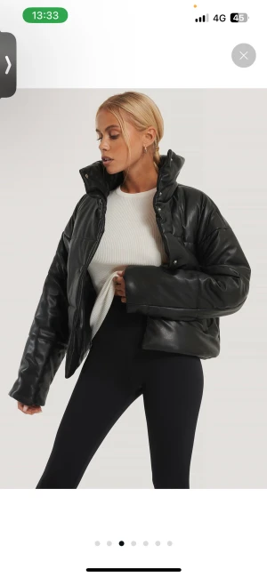 Dunjacka i länder  - Vadderad Pu-jacka från NA-KD. Använd men i fint skick. 🖤dock saknas den mittersta silverpluppen som du sätter fast knappen i (kolla bilden). Stor i storleken passar en 36/38