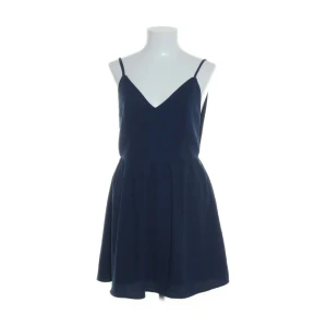 Klänning - Säljer denna superfina somriga klänning som jag köpte på sellpy men tyvärr var den lite för stor på mig som vanligtvis bär xs☺️💗Den går super att både klä upp och klä ner🏖️😍Frakten ingår Inte i priset! 