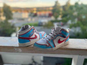 Jordan 1 mid customized - Smakful färg kombination på skorna. Knappt använd och säljer dom pga min lillebror. Han kan int ha på sig dom nå mer. Priset kan diskuteras 
