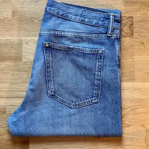 Säljer dessa denimblå jeans i mycket bra skick. Storlek 31/32, relaxed passform. Inga synliga tecken på användning. Säljs även i mörkblå och svart på min profil. Skickar gärna fler bilder och svarar på frågor.