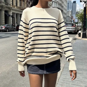 Randig stickad tröja  - En jättefin randig stickad tröja ifrån Brandy Melville i nyskick (använd ca 2 gånger). Storleken är onesize men sitter lite oversized på någon med storlek S i vanliga fall.