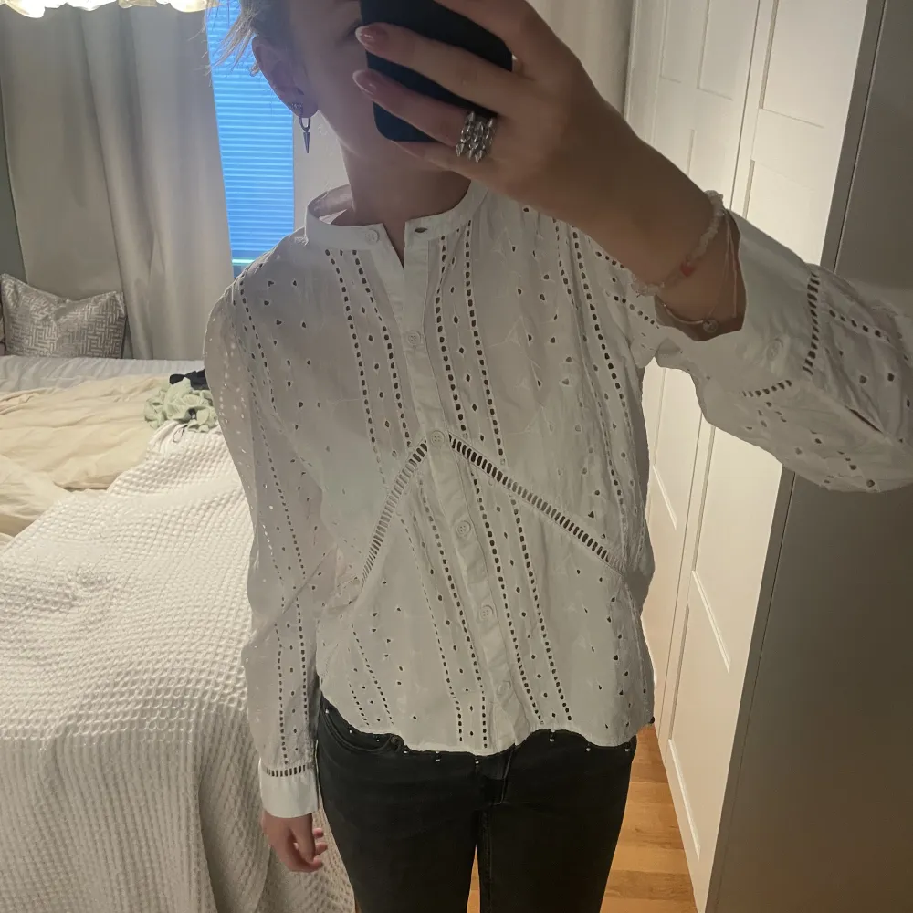Säljer denna fina blusen/stjorta från Zara i storlek xs. Toppen är i ett mycket fint skick utan några som helst skador. Längst nedre sömmen är det även pärlor som du kan se på bild 3🥰. Blusar.