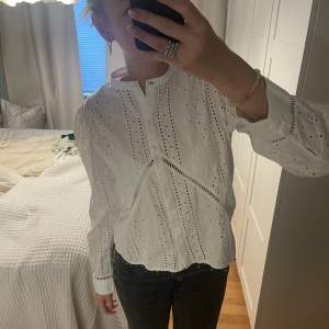 Säljer denna fina blusen/stjorta från Zara i storlek xs. Toppen är i ett mycket fint skick utan några som helst skador. Längst nedre sömmen är det även pärlor som du kan se på bild 3🥰