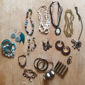 Stort paket bohemiska smycken - Massor med olika smycken! Halsband, armbandar, örhängen och ringar. Flera helt oanvända!  Skriv gärna för fler bilder eller andra frågor! 🤗  150 för hela paketet.  Kan annars sälja för 5-25 kronor styck beroende på vad som är av intresse :)