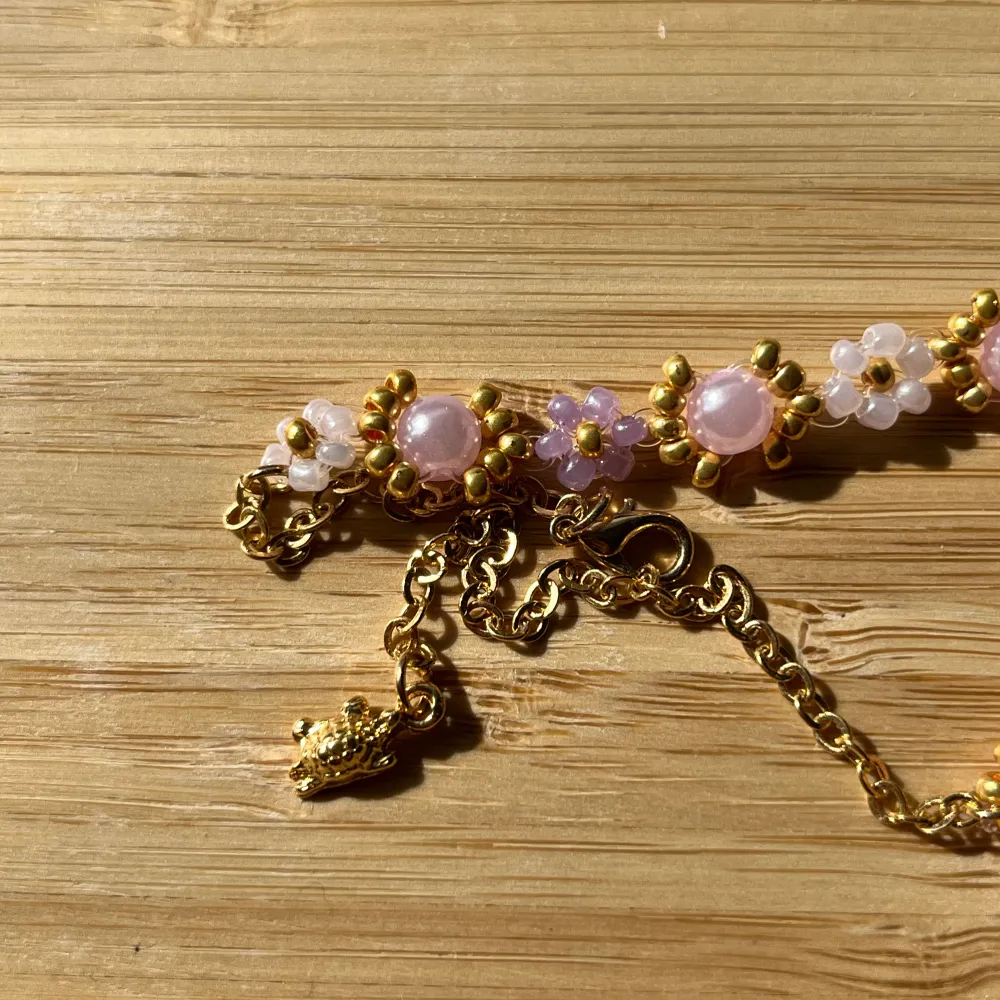 Egengjort armband med pärlor och guldkedja. Accessoarer.