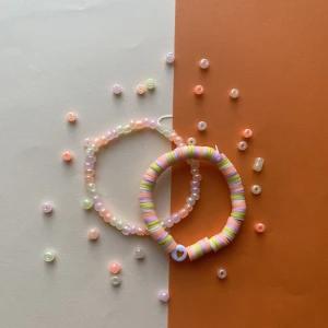 Sunset braclet 🩷🧡💛 - Armbandet säljs i 2 pack men kan ändå köpas som ett armband! Priset diskuteras med köparen, Armbandet har en diameter på cirka 5-6 cm Diameter 5 cm - XS Diameter 6cm - S Diameter 7cm - M