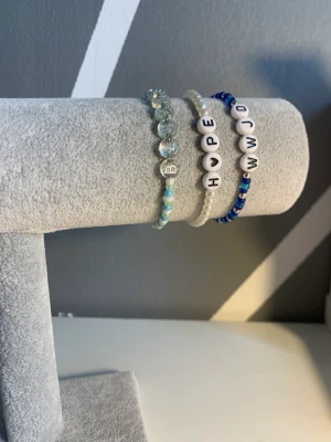 Pärlarmband - Jag skapar och säljer pärlarmband i olika storlekar, färger och mönster :)  •Enkla Armband 25kr/st  •Armband med bokstäver/nummer 30kr/st •Armband med berlock/kristall m.m 30kr/st •Enkla blomarmband 40kr/st •Blomarmband 50kr/st Hör av dig om du har frågor