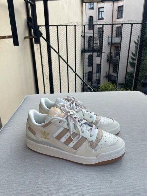 Adidas Forum - ⚡️ Helt nya Adidas ’Forum Low’. Använda 1 gång, säljes pga har andra liknande så dessa kommer ej till använding dessvärre!⚡️  PASSAR STORLEK 39. 