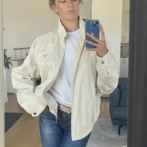 Jacka Gant - Säljer min beiga jacka från GANT💓 litet hål i innertyget men ingenting som känns eller syns, annars superfint skick. Storlek Xs-L beroende hur man vill att den ska sitta, jag är S 