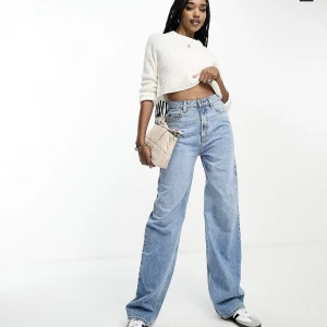 Jeans - Blåa jeans från Asos, snygga med en lite oversize fit! Aldrig använda tyvärr då de inte passade mig