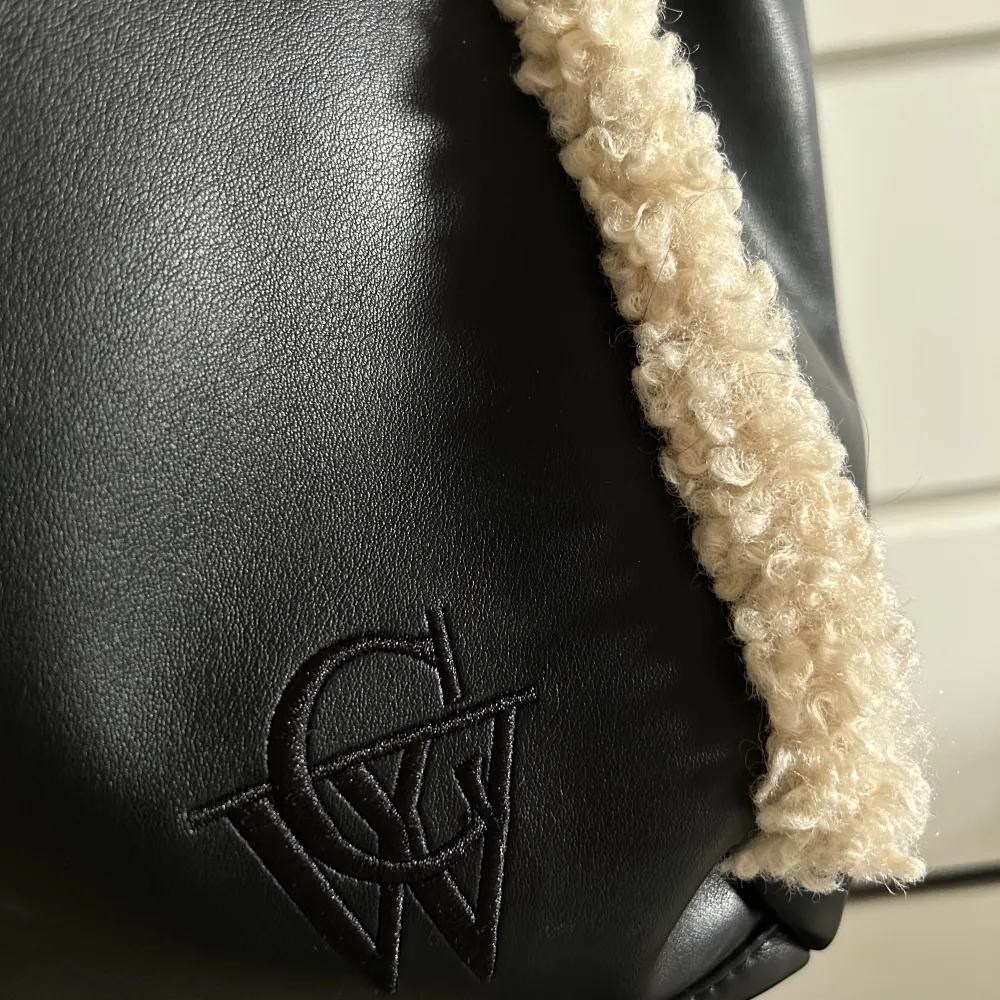 Stor och rymlig svart väska från Carin Wester, Teddy material på insida och kanter. Använd fåtal gånger 🖤. Väskor.